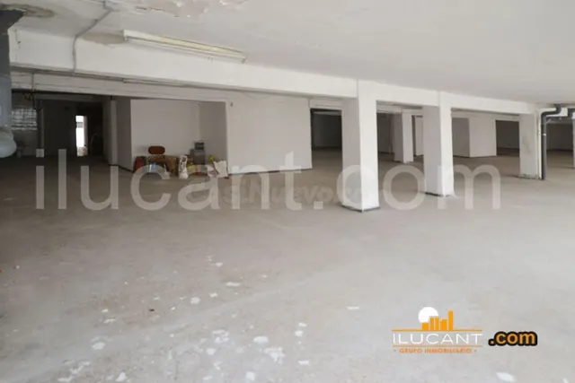 Local 700 m2 — 4