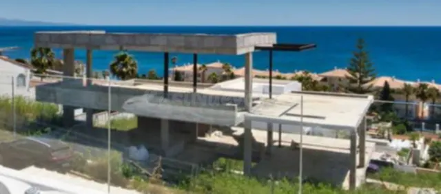 Parcela con proyecto en Estepona, a 100m de la playa