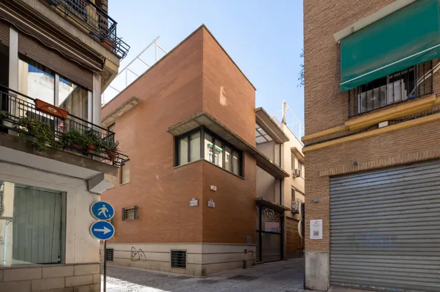 Casa exclusiva junto a Acera del Darro. Pleno centro de Granada. Seminueva y con ascensor propio — 2