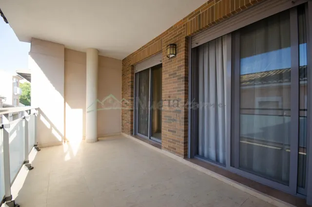 Ref. 04409. Casa de pueblo adosada con amplio patio, terraza y garaje en Vilamarxant. — 2