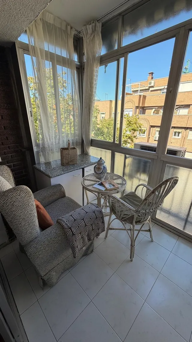 Oportunidad en calle alcala, piso de 3 dormitorios, 2 salones, 2 baños, terraza y ascensor. — 6