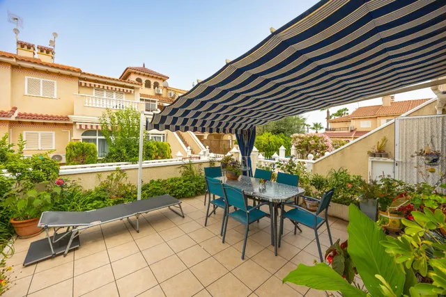 Bungalow de 2 dormitorios y piscina comunitaria en Orihuela Costa — 9