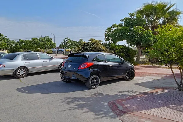 Bungalow reformado con 2 dormitorios, 1 baño y una amplia terraza frontal. Zona tranquila cerca de colegios y con buenas conexiones de transporte público. — 32
