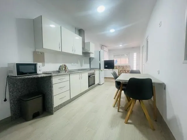 Planta baja enfrente de la universidad con 4 habitaciones — 2