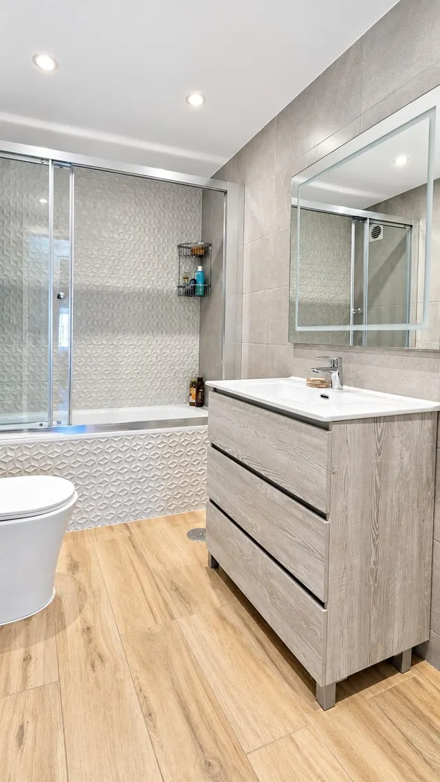 Vivienda amplia de 3 dormitorios, 2 baños en el corazón de Torremolinos — 17