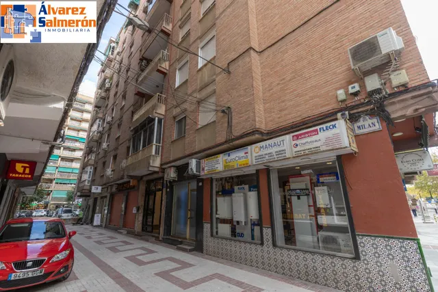 Piso de 3 dormitorios en calle milán, zaidín | muy luminoso y con gran potencial — 28