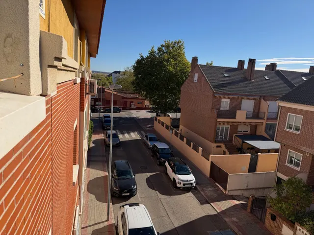 Luminoso piso de 3 dormitorios con piscina, garaje y trastero en el centro de Villanueva del Pardillo — 28