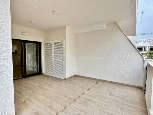 BUNGALOW EN PLANTA BAJA CON DOS TERRAZAS, PISCINA Y PARKING  - foto 3