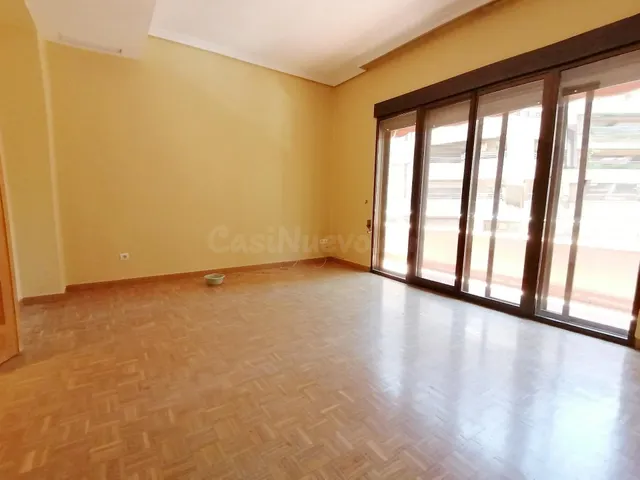 Elegante Piso en el Corazón de Cáceres con Amplios Espacios - foto 4