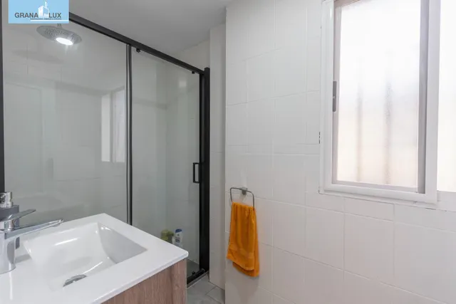 Casa independiente con piscina en La Zubia. — 30