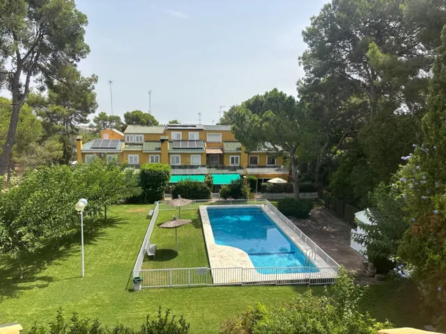 Casa Adosada en Campolivar | 4 habitaciones, Terraza y Pisci