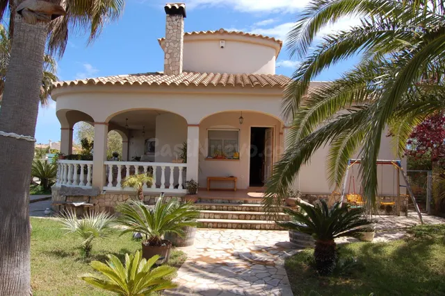 Espectacular chalet a escasos metros del paseo marítimo en l - foto 2