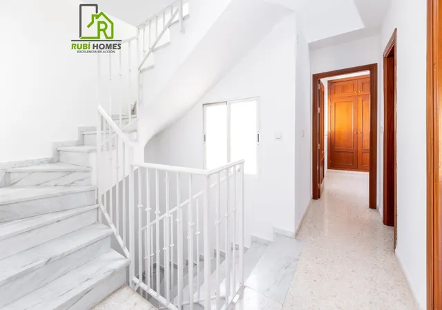 Vive en el corazón de Armilla: 4 dormitorios, patio, terraza y garaje — 11