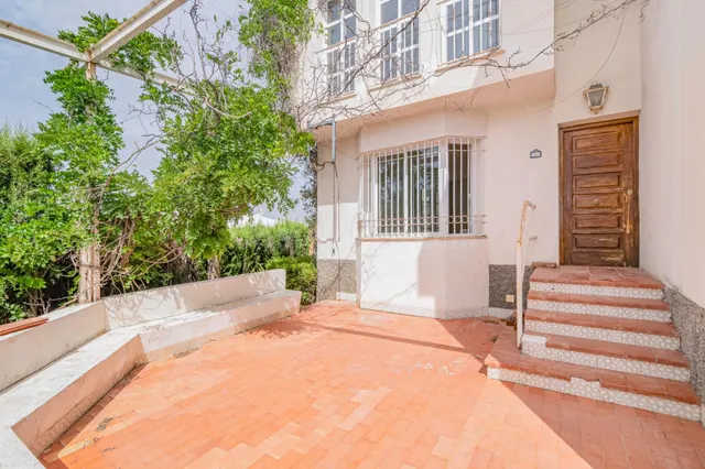 Chalet independiente en esquina en una zona muy buena de Hué - foto 2