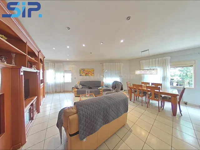 Casa lista para entrar a vivir con dos grandes zonas de apar - foto 2