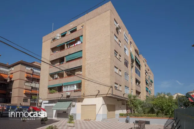 Piso de 4 dormitorios con garaje en carretera de málaga – la chana - Granada — 48