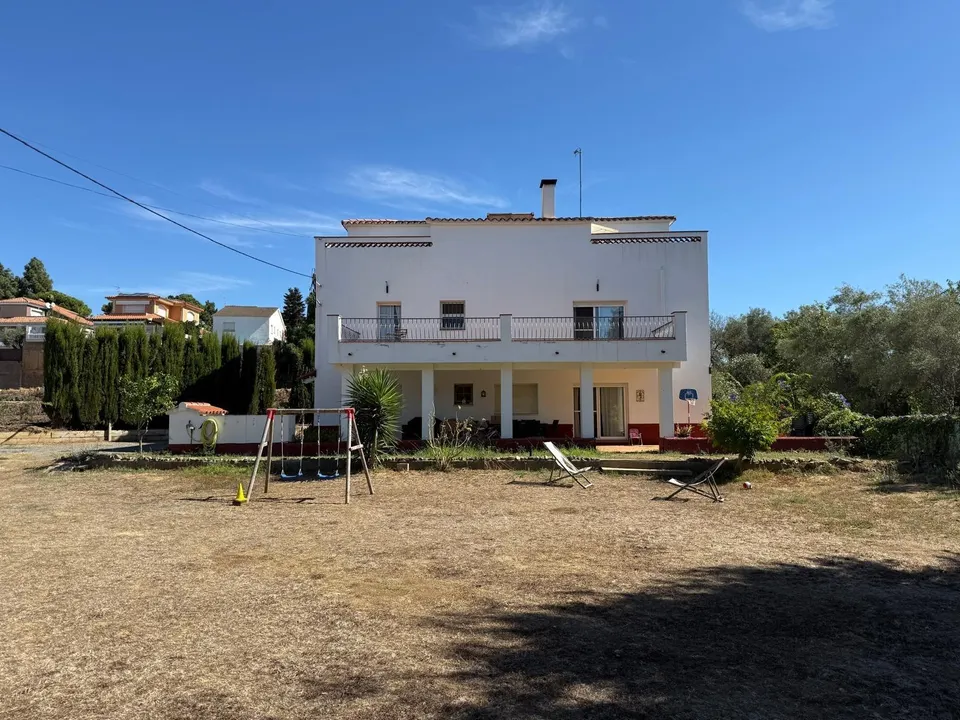 Casa unifamiliar con gran terreno y amplias terrazas en Pineda de Mar