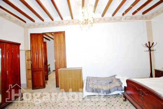 Amplia casa esquinera con terraza y trastero en el centro — 32