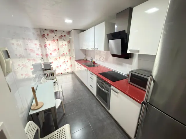 Piso de 3 dormitorios con piscina comunitaria, garaje y tras - foto 5