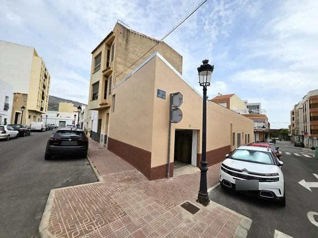 Se vende casa en casco antiguo de Oropesa, detrás del ayuntamiento. Casa con fachada a 3 calles — 6