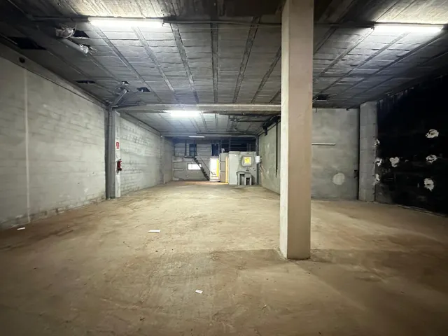 Local comercial con oficinas y zona de trabajo — 19