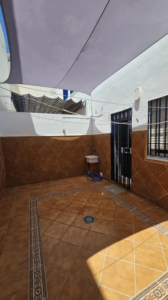Casa adosada de 4 dormitorios con gran porche, patio y terraza en el centro de Chipiona — 14