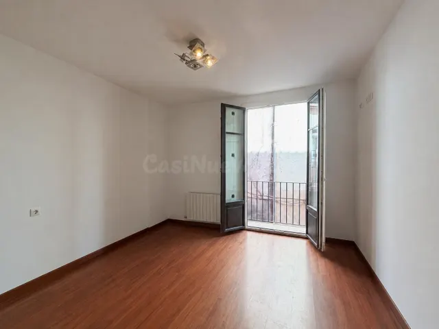 Vive en el corazón de Castelló d’Empúries: piso listo para entrar a vivir — 6