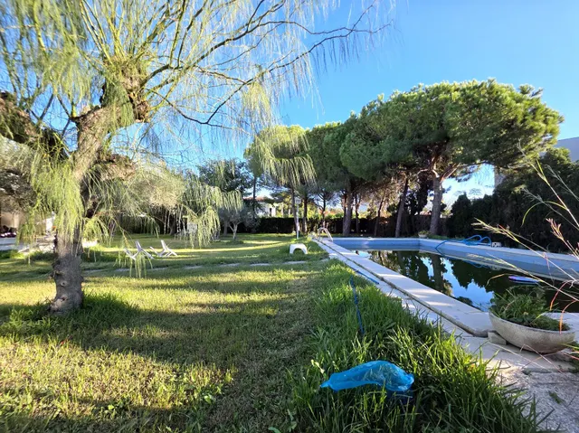 Se vende villa próxima al término municipal de Benicàssim, muy cerca de la playa. La casa está sobre una parcela de 1.889 m2, de la cual saldrían 3 parcelas de 629 m2 en caso de querer dividir el — 3