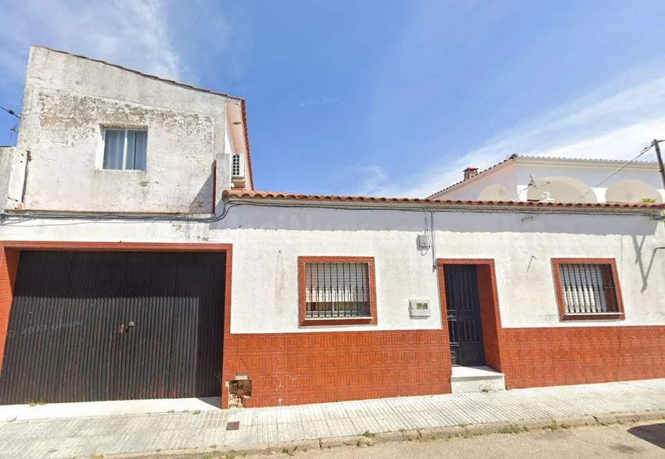 Se vende residencial OKUPA en Calle Extremadura 25 de Roca de la Sierra (Badajoz).