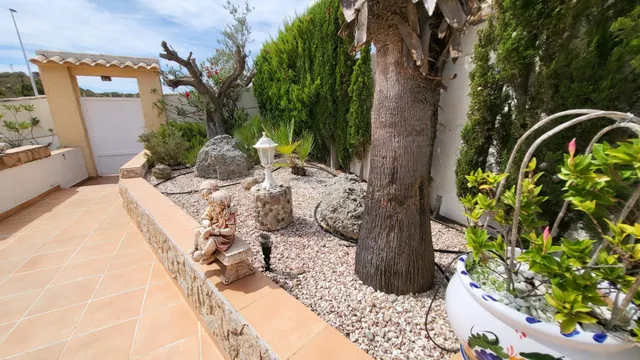 Chalet esquina de 3 Dormitorios y 3 Baños en parcela grande arreglada de 600m2 con piscina y garaje privado — 16