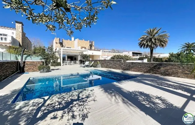 Casa renovada al sur, con piscina y acceso a un canal amplio - foto 5