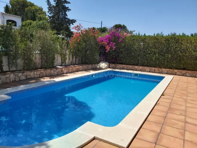 Preciosa casa con piscina a un paso de la playa en Las Tres  - foto 2