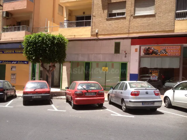 LOCAL DE 240 M2 EN C/GRANADA (CRUZ DE CARAVACA). - foto 3