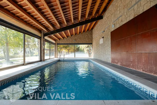 Villa de lujo con piscinas y finca de 6 ha en Sant Feliu de Codines — 11