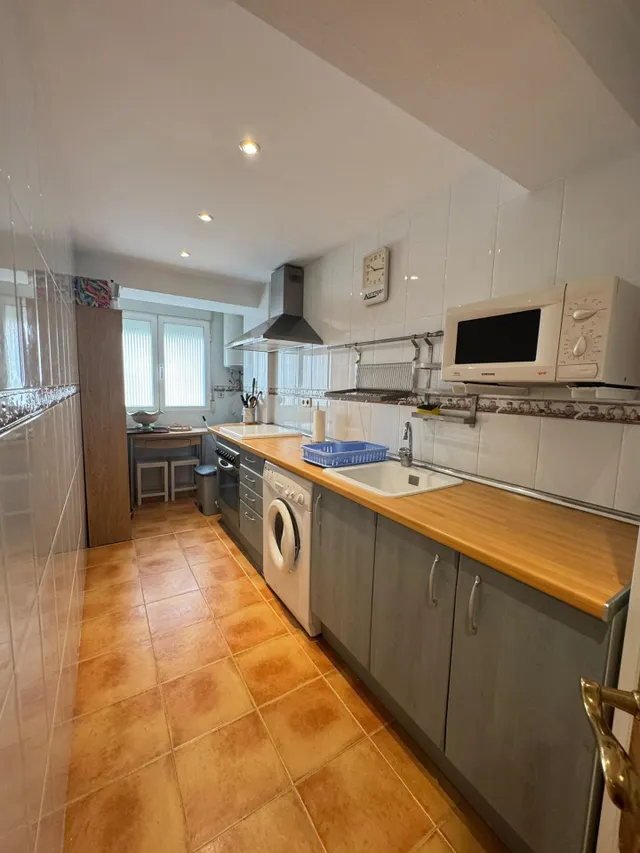 Estupendo piso de 3 habitaciones, con terraza, semi reformado. Zona Marxalenes - General Avilés — 11