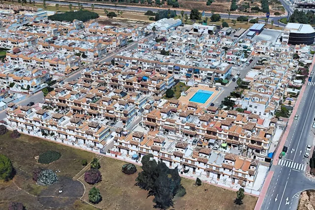 Casa adosada en buen estado (aprox. 87 m2) en el popular Jardín del Mar XIII. Terraza orientada al suroeste frente a la casa, azotea, gran piscina comunitaria y cerca de colegios y supermercados. — 25