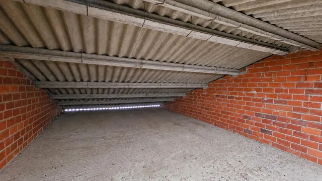 Nave comercial con alojamiento, aparcamiento y parcela en A Gándara — 44