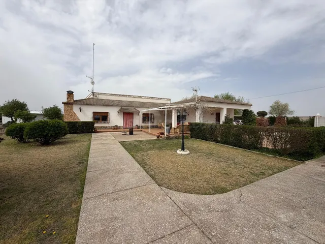 Impresionante Chalet en Albacete con Amplios Espacios y Jard