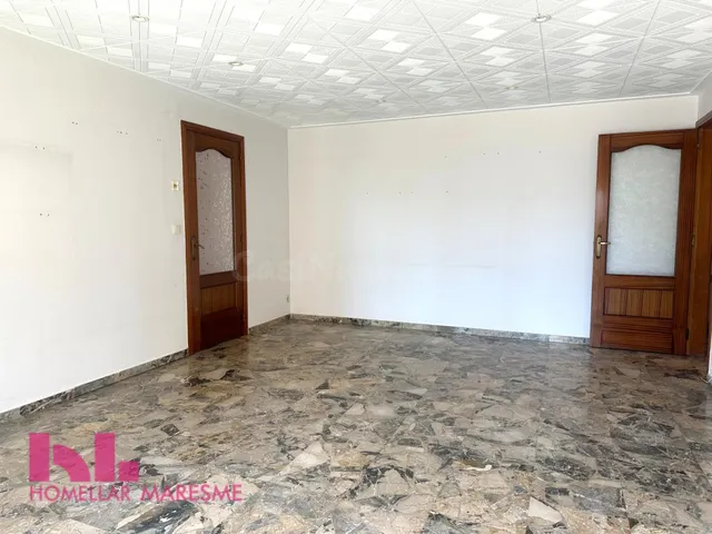 Amplio y luminoso piso con balcón grande y excelente distrib - foto 4