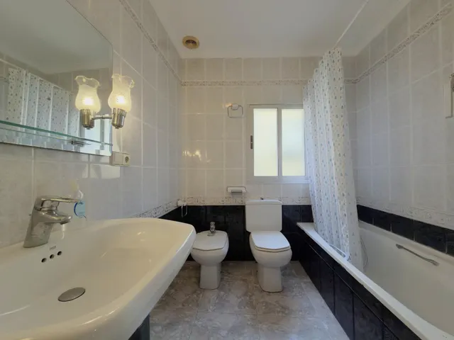 Casa con patio, terraza y acceso a dos calles en el centro de Beniarjó — 28