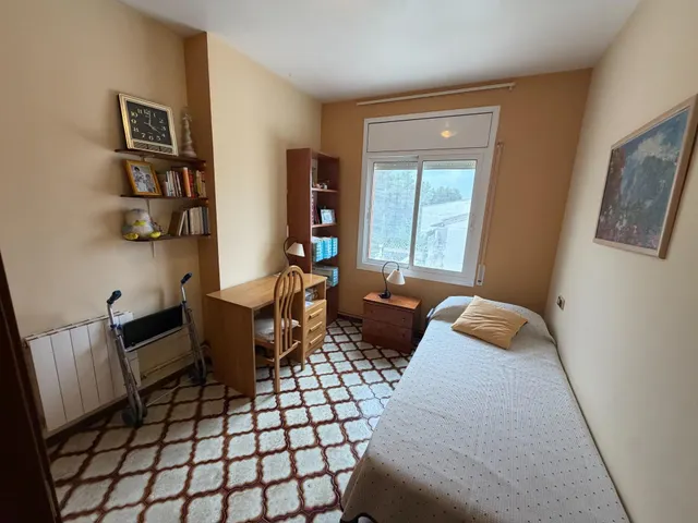 VIVIENDA ADOSADA DE 3 PLANTAS CON GARAJE , 4 habitaciones , AMPLIAS TERRAZAS EN SEGUR DE CALAFELL. — 34