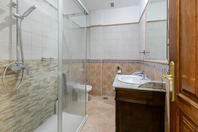 ¡OPORTUNIDAD EN ÍLLORA! Amplia casa adosada con parking y zonas verdes ✨ — 11