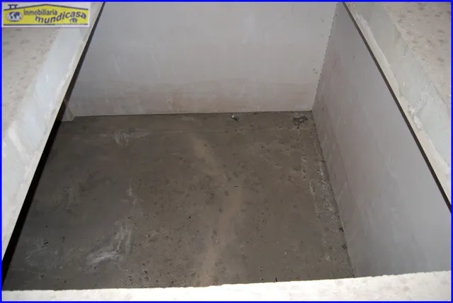 Amplio local comercial en planta baja y sótano con fachada a carretera — 17