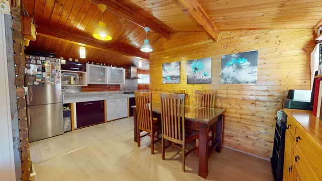 Parcela de más de 1.500 m2 con casa de madera y vistas despe