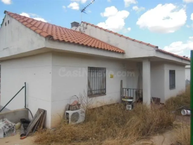Se vende casa en Ambite. Sin posesión, no visitable.