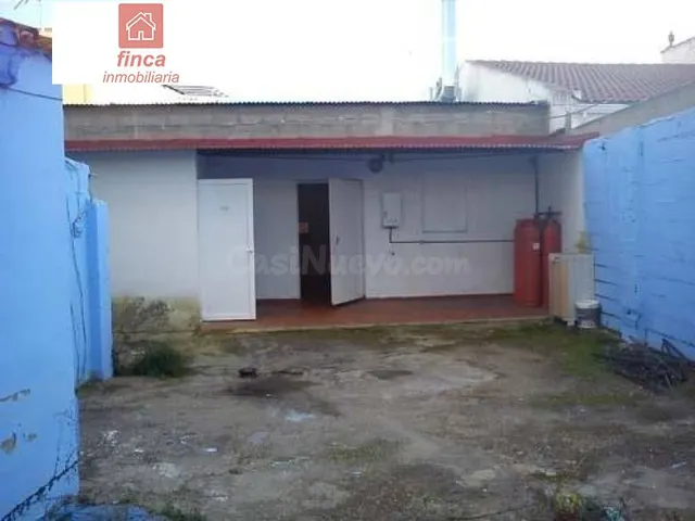 PUEBLA DE LA CALZADA, LOCAL EN EL CENTRO, AMPLIO, CON PATIO  - foto 5