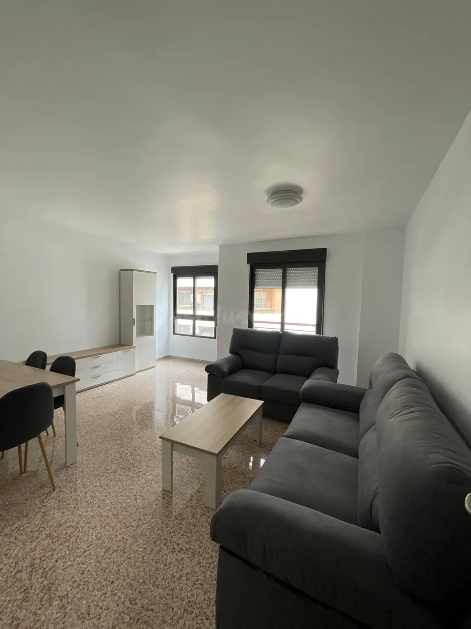ALQUILER DE EXCELENTE Y AMPLÍA VIVIENDA ZONA CENTRO DE ALICANTE CON PLAZA DE GARAJE PARA ENTRAR EN OCTUBRE