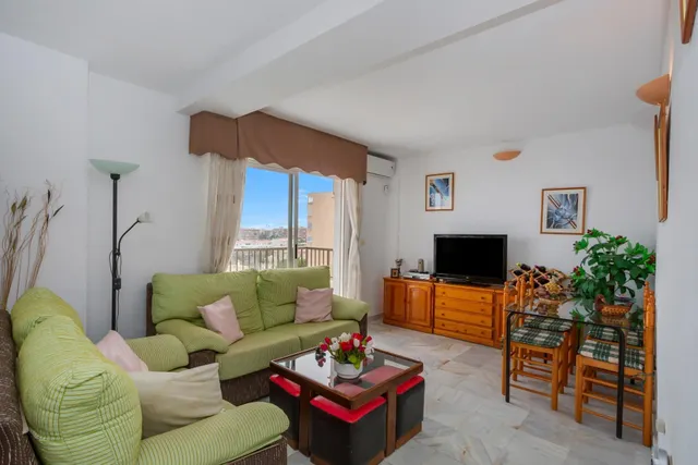 ¡Vistas al Mar y Comodidad en Torreblanca! Ático Dúplex de 3 - foto 4