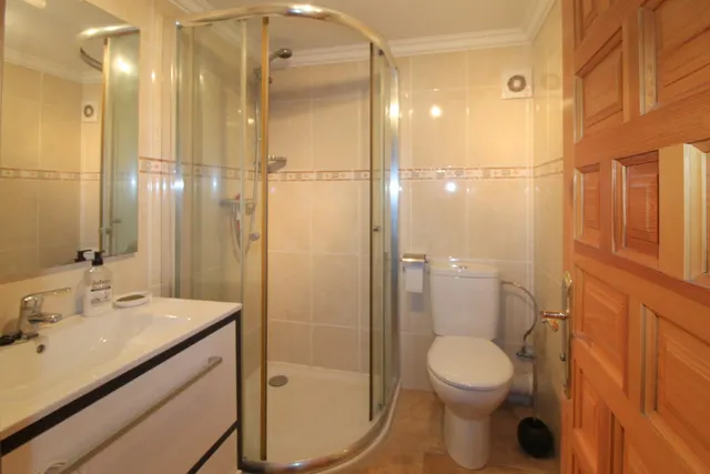 Chalet independiente con piscina privada, jardín y garaje en El Chaparral, Torrevieja — 26