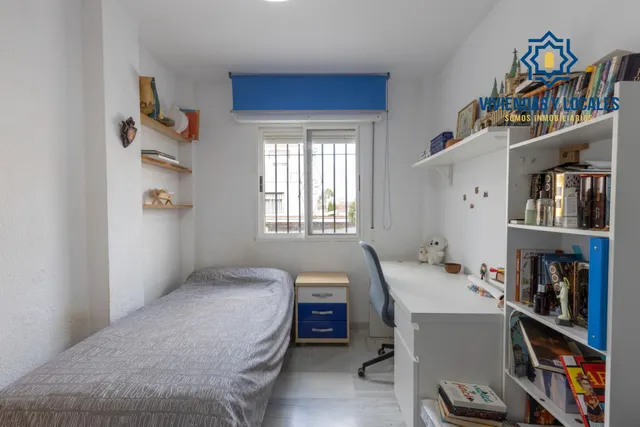 Casa independiente con piscina en La Zubia. — 13